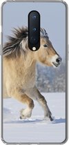 Geschikt voor OnePlus 8 hoesje - Fjord paard dat door de sneeuw rent - Siliconen Telefoonhoesje