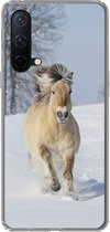 Geschikt voor OnePlus Nord CE 5G hoesje - Rennend fjord paard in de sneeuw - Siliconen Telefoonhoesje