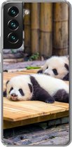 Geschikt voor Samsung Galaxy S22 hoesje - Panda's - Vloer - Hout - Siliconen Telefoonhoesje