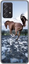 Geschikt voor Samsung Galaxy A53 5G hoesje - Bokkend paard in de waterplassen - Siliconen Telefoonhoesje