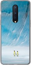 Geschikt voor OnePlus 8 hoesje - Twee keizerpinguïns voor een ijsberg - Siliconen Telefoonhoesje