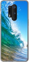 Geschikt voor OnePlus 8 Pro hoesje - Een close-up van een golf die breekt voor de kust van Hawaii - Siliconen Telefoonhoesje