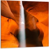 WallClassics - Dibond - Dunne Lichstraal door Antelope Canyon - 100x100 cm Foto op Aluminium (Wanddecoratie van metaal)