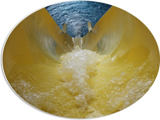 WallClassics - PVC Schuimplaat Ovaal - Gele Glijbaan met Stromend Water - 56x42 cm Foto op Ovaal  (Met Ophangsysteem)