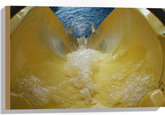 WallClassics - Hout - Gele Glijbaan met Stromend Water - 60x40 cm - 12 mm dik - Foto op Hout (Met Ophangsysteem)