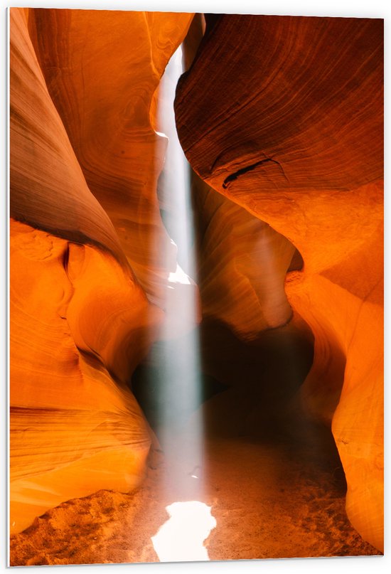 WallClassics - PVC Schuimplaat - Dunne Lichstraal door Antelope Canyon - 60x90 cm Foto op PVC Schuimplaat (Met Ophangsysteem)