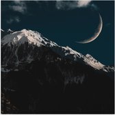 WallClassics - Poster Glanzend – Smalle Maan boven Sneeuwberg - 80x80 cm Foto op Posterpapier met Glanzende Afwerking