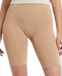 Model in een lichtbruine (toffee) biker short tot halverwege het bovenbeen, met een geribbelde hoge tailleband.