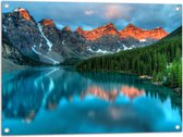 WallClassics - Tuinposter – Berggebied aan het Water met Bos - 80x60 cm Foto op Tuinposter  (wanddecoratie voor buiten en binnen)