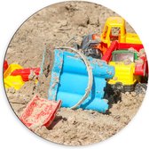 WallClassics - Dibond Muurcirkel - Speelgoed in de Zandbak - 60x60 cm Foto op Aluminium Muurcirkel (met ophangsysteem)