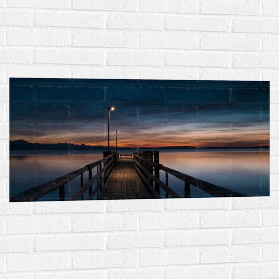 WallClassics - Muursticker - Vlonder op Water in de Avond - 100x50 cm Foto op Muursticker