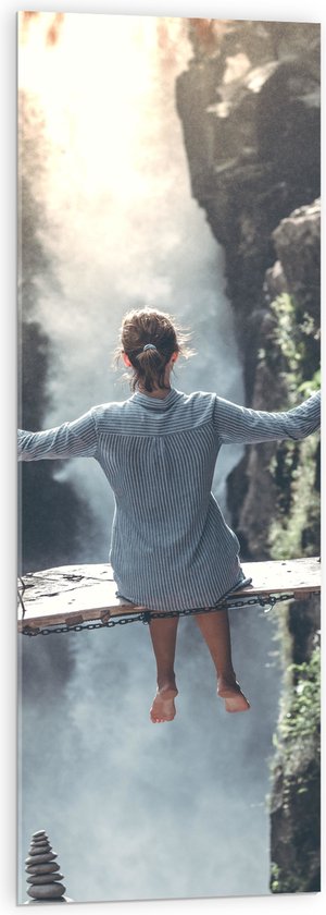 Acrylglas - Vrouw op Schommel boven Landschap - 40x120 cm Foto op Acrylglas (Wanddecoratie op Acrylaat)