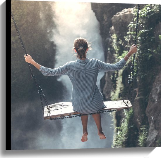WallClassics - Toile - Femme sur une balançoire au-dessus du paysage - 60x60 cm Image sur toile (Décoration murale sur toile)