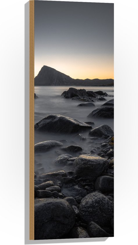 WallClassics - Hout - Stenen met Mist ormingd door Bergen - 30x90 cm - 12 mm dik - Foto op Hout (Met Ophangsysteem)