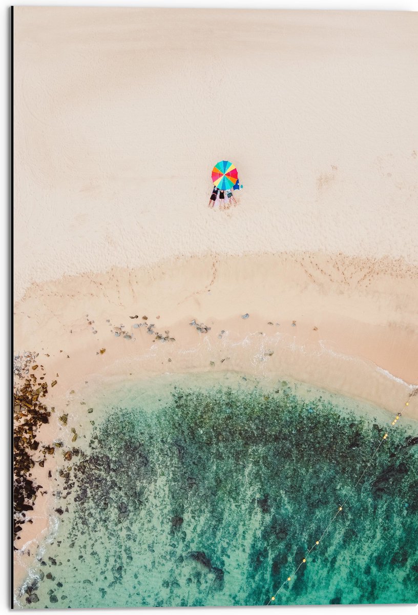 Dibond - Parasol op het Strand - 50x75 cm Foto op Aluminium (Met Ophangsysteem)