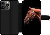Bookcase Geschikt voor iPhone 13 Pro Max telefoonhoesje - Paard - Licht - Halster - Met vakjes - Wallet case met magneetsluiting