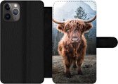 Bookcase Geschikt voor iPhone 11 Pro Max telefoonhoesje - Schotse hooglander - Berg - Dier - Met vakjes - Wallet case met magneetsluiting