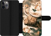 Bookcase Geschikt voor iPhone 11 Pro Max telefoonhoesje - Schotse hooglander - Vlinders - Bladeren - Met vakjes - Wallet case met magneetsluiting