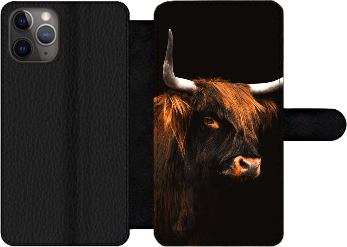Telefoonhoesje Geschikt voor iPhone 11 Pro Max telefoonhoesje - Schotse hooglander - Vacht - Koe - Met vakjes - Wallet case met magneetsluiting