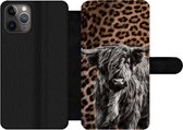Bookcase Geschikt voor iPhone 11 Pro telefoonhoesje - Schotse hooglander - Panterprint - Zwart - Wit - Met vakjes - Wallet case met magneetsluiting