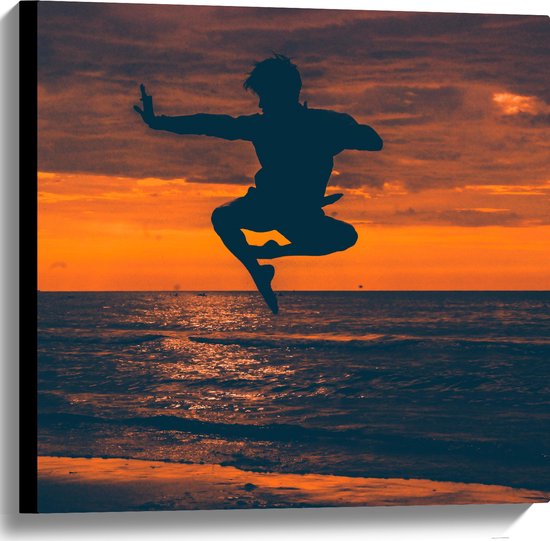 WallClassics - Canvas  - Silhouette van Springende Vechter aan het Strand - 60x60 cm Foto op Canvas Schilderij (Wanddecoratie op Canvas)