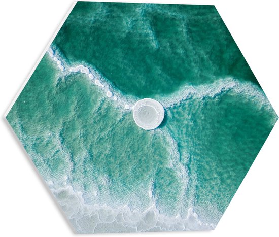 WallClassics - PVC Schuimplaat Hexagon  - Witte Steen in de Zee - 40x34.8 cm Foto op Hexagon (Met Ophangsysteem)