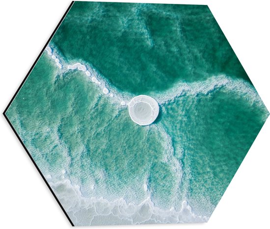WallClassics - Dibond Hexagon - Witte Steen in de Zee - 40x34.8 cm Foto op Hexagon (Met Ophangsysteem)