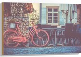 WallClassics - Bois - Vélo rouge garé sur une terrasse - 90 x 60 cm - Épaisseur 12 mm - Photo sur bois (avec système de suspension)