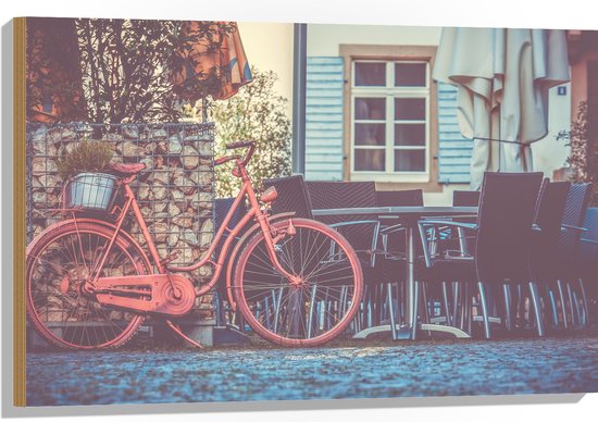 WallClassics - Hout - Rode Fiets geparkeerd op Terras - 90x60 cm - 12 mm dik - Foto op Hout (Met Ophangsysteem)