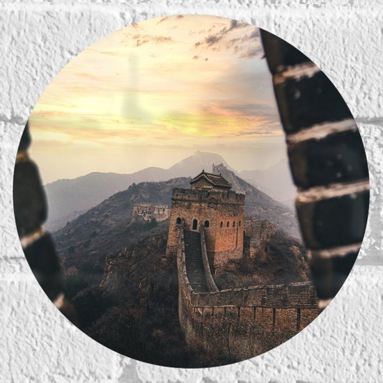 WallClassics - Muursticker Cirkel - Chineese Muur vanuit het Raam - 20x20 cm Foto op Muursticker
