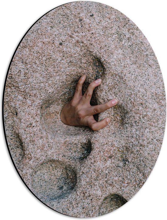 WallClassics - Dibond Ovaal - Hand uit het Zand - 30x40 cm Foto op Ovaal (Met Ophangsysteem)