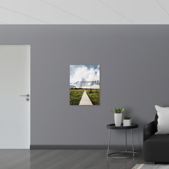 WallClassics - Dibond - Chemin de bois vers les Montagnes - Photo sur aluminium 60x80 cm (avec système de suspension)