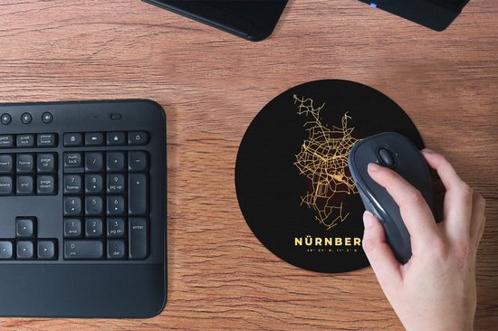 Ronde zwarte muismat met een gouden plattegrond van Nürnberg, in gebruik met een muis en toetsenbord.