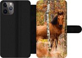 Bookcase Geschikt voor iPhone 11 Pro Max telefoonhoesje - Paard - Bos - Bruin - Met vakjes - Wallet case met magneetsluiting
