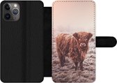 Bookcase Geschikt voor iPhone 11 Pro telefoonhoesje - Schotse Hooglanders - Sneeuw - Zon - Met vakjes - Wallet case met magneetsluiting
