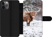 Bookcase Geschikt voor iPhone 11 Pro telefoonhoesje - Schotse Hooglander - Boom - Sneeuw - Met vakjes - Wallet case met magneetsluiting