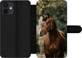 Bookcase Geschikt voor iPhone 12 telefoonhoesje - Paard - Takken - Portret - Met vakjes - Wallet case met magneetsluiting