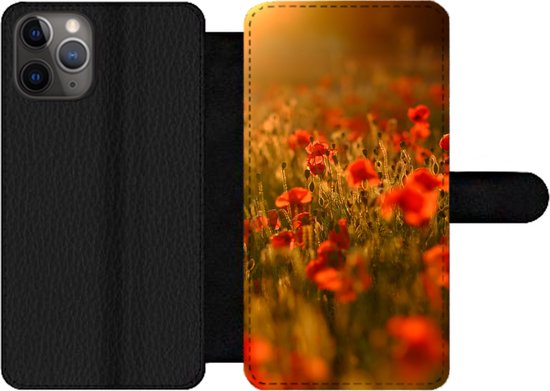 Telefoonhoesje Geschikt voor iPhone 11 Pro Max telefoonhoesje - Oranje gloed over de Klaprozen in het veld - Met vakjes - Wallet case met magneetsluiting
