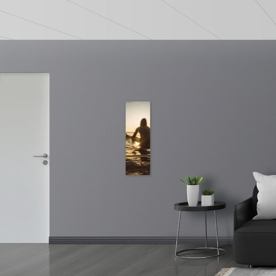 WallClassics - Poster Glossy - Surver in the Water - 30x90 cm Photo sur Papier Poster avec Finition Brillante