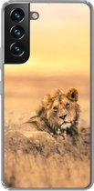 Geschikt voor Samsung Galaxy S22 hoesje - Leeuwen - Gras - Lucht - Siliconen Telefoonhoesje