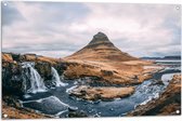 WallClassics - Tuinposter – Watervalletje en Berg bij Rivier - 105x70 cm Foto op Tuinposter  (wanddecoratie voor buiten en binnen)