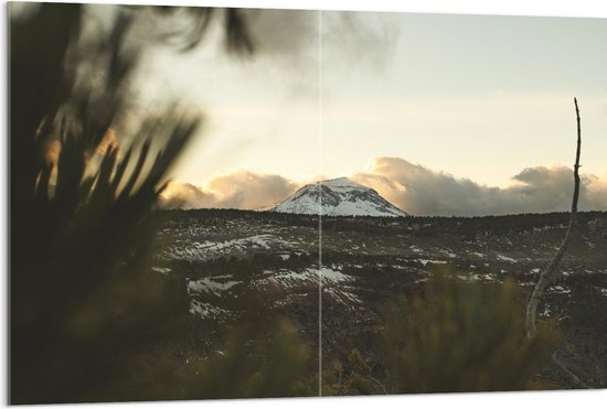 WallClassics - Acrylglas - Witte Sneeuwberg in Landschap met Wolken - 120x80 cm Foto op Acrylglas (Met Ophangsysteem)