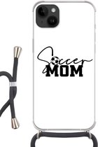 Geschikt voorApple Iphone 14 Plus - Crossbody Case - Quotes - Spreuken - Soccer mom - Voetbalmoeder - Mama - Siliconen - Crossbody - Backcover met Koord - Telefoonhoesje met koord - Hoesje met touw