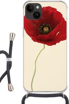 Geschikt voorApple Iphone 14 Plus - Crossbody Case - Close-up van een rode klaproos - Siliconen - Crossbody - Backcover met Koord - Telefoonhoesje met koord - Hoesje met touw