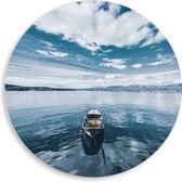 WallClassics - PVC Schuimplaat Muurcirkel - Houten Boot op Open Meer - 50x50 cm Foto op Muurcirkel (met ophangsysteem)