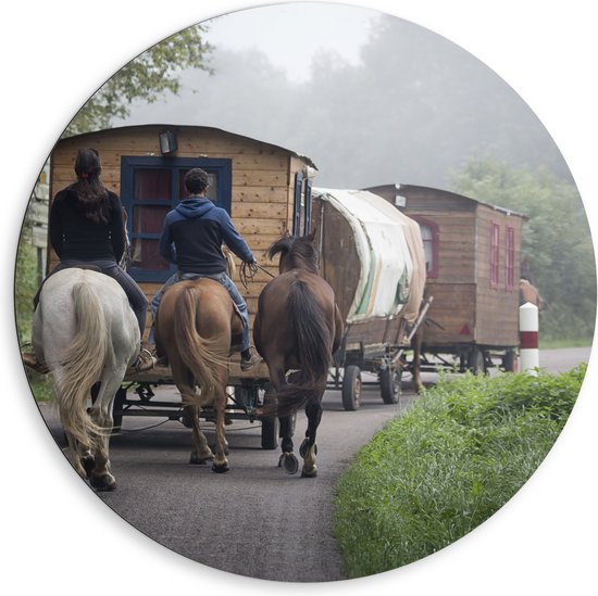 WallClassics - Dibond Muurcirkel - Ouderwetse Caravan met Paard en Wagen - 80x80 cm Foto op Aluminium Muurcirkel (met ophangsysteem)