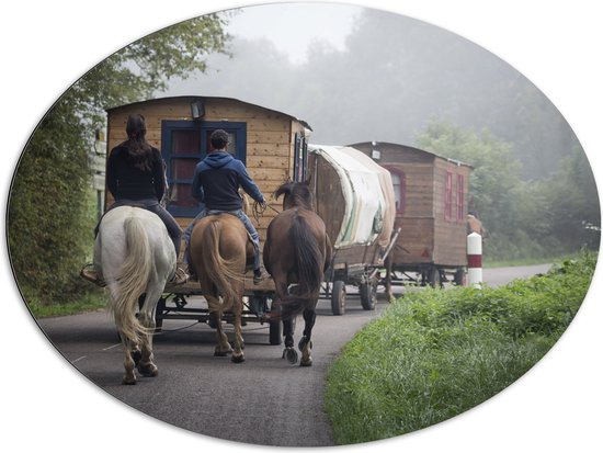 WallClassics - Dibond Ovaal - Ouderwetse Caravan met Paard en Wagen - 96x72 cm Foto op Ovaal (Met Ophangsysteem)