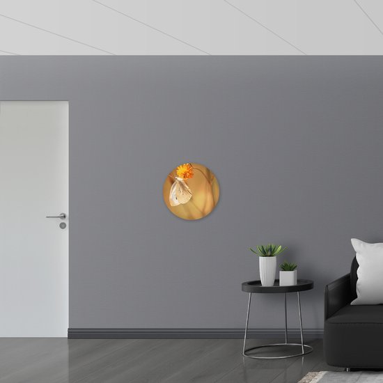 WallClassics - PVC Schuimplaat Muurcirkel - Witte Vlinder op Oranje Bloem - 50x50 cm Foto op Muurcirkel (met ophangsysteem) - WallClassics