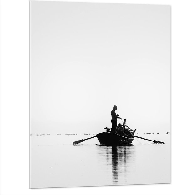 WallClassics - Dibond - Klein Vissersbootje in Zwart Wit - 75x100 cm Foto op Aluminium (Met Ophangsysteem)