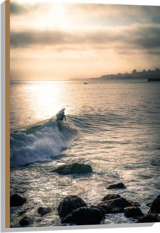 WallClassics - Hout - Surfer op Zee aan de Kust - 60x90 cm - 12 mm dik - Foto op Hout (Met Ophangsysteem)